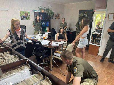 Работник военкомата в Одессе помог более сотни мужчин незаконно уехать за границу