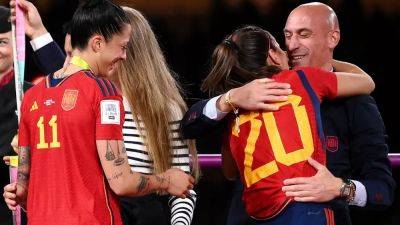 Футболистки Испании бастуют из-за поцелуя