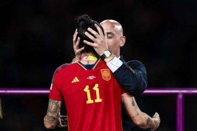 53 футболистки отказались выступать за Испанию из-за поцелуя главы Федерации