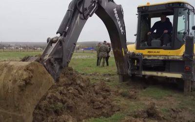 Путин отдал приказ срочно заливать бетоном все кладбища с военными, погибшими в Украине. Видео