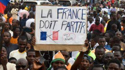 Хунта Нигера требует отъезда французского посла, но Париж не готов подчиниться путчистам. К чему это может привести?