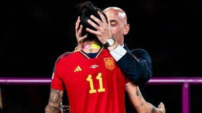 Скандал с поцелуем продолжается: глава испанской федерации футбола временно отстранен, федерация обвиняет жертву поцелуя во лжи