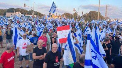 Лапид на акции протеста: "Правительство Нетаниягу объявило войну Израилю"