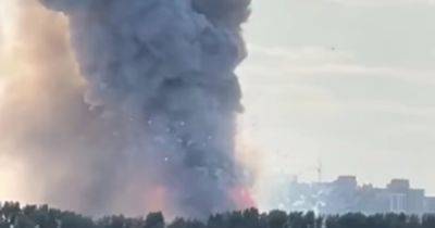 Звуки взрывов слышны во всем городе: в Кемерово горит большой склад пиротехники (видео)