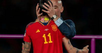 FIFA отстранила Рубиалеса за поцелуй футболистки Эрмосо на ЧМ по футболу среди женщин