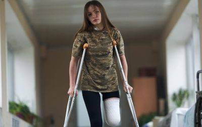 Нас точно не победить: 19-летняя защитница Украины, оставшаяся без ноги, поразила фотосессией в изящных нарядах