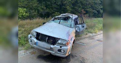 Не справилась с управлением: на Харьковщине 19-летняя водитель опрокинула джип, погибли два человека (фото)