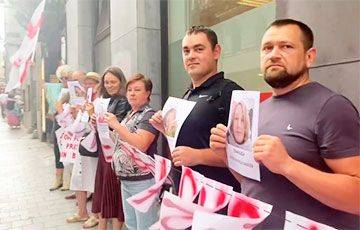 Белорусы Брюсселя вышли на акцию в поддержку Полины Шарендо-Панасюк