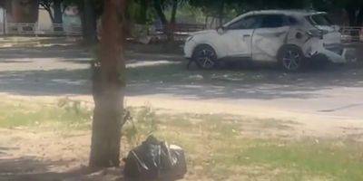 «Машине трэш». В оккупированных Алешках дрон ударил по автомобилю «военкора» — видео