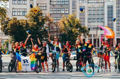 ЛГБТ-активисты провели радужный велопробег в центре Харькова (фото)
