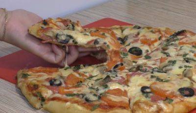 И даже двух вам будет мало: рецепт вкуснейшей пиццы с крабовыми палочками, кукурузой и яйцами