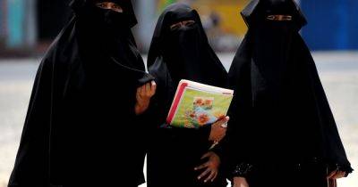 "Вы не должны определять религию учеников, просто глядя на них": Франция запретит мусульманские платья абая в школах