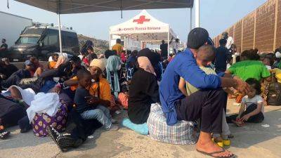 Лампедузу разгрузят от беженцев, людей развозят по Италии