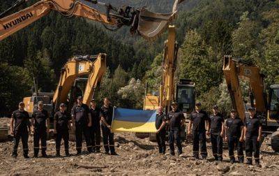 Украинские спасатели возвращаются из Словении