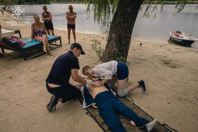 На пляже в Харькове спасатели и отдыхающие откачивали «утопленника» (видео)
