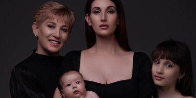 Три поколения на снимке. Снайпер Евгения Эмеральд опубликовала трогательные фото с двумя дочерьми и мамой