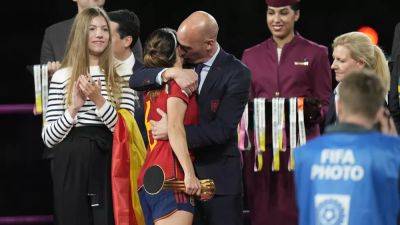 Испания: тренеры ушли в отставку из-за скандала с поцелуем