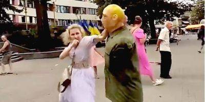 Украинка зрелищно набила морду манекену Путина. Настоящий бы этого не выдержал — видео