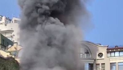 В центре Киева поднимается черный столб дыма, движение перекрыто: первые кадры ЧП