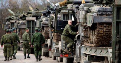 Подготовка к мобилизации: россияне зазывают мужчин в оккупации встать на учет в "военкоматы"