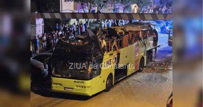 Полностью снесло второй этаж автобуса: украинские туристы пострадали в ДТП в Румынии (фото, видео)