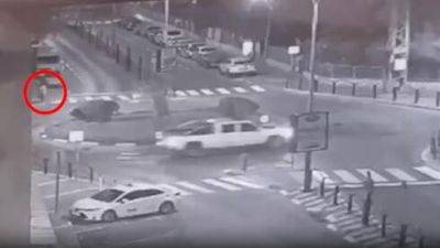 Видео: угнал машину, сбил женщину и не оказал помощи пострадавшей в Тират-Кармеле