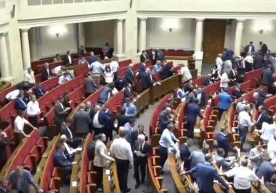 Депутатов и чиновников заберут на фронт: закон уже в Раде - подробности