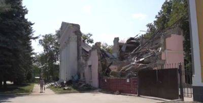 Выбитые окна и разрушенные здания: В сети показали видео из оккупированной Кременной