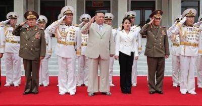 Выход в белом: Ким Чен Ын снова появился на публике вместе с дочкой