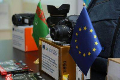 В рамках программы ЕС криминалистам генпрокуратуры Туркменистана передали дорогостоящие фото и видеокамеры