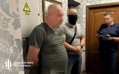 В Киеве чиновник оформлял военнообязанным фиктивные документы - фото и видео задержания