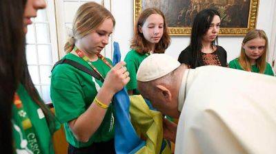 Папа встретился с украинской молодежью и помолился за "страждущую" Украину