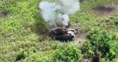 Не дали оккупантам забрать: ВСУ подорвали дроном российский танк на передовой (видео)