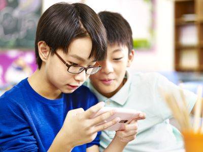 До 40 минут в день. Китай планирует существенно ограничить использование смартфонов для детей