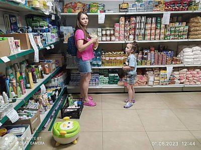 Первый гуманитарный магазин для переселенцев в Украине открылся в Одессе.