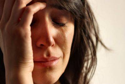 Слезы могут спасти от затяжного стресса: медики объяснили, почему полезно плакать