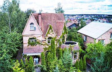 В Боровлянах продается особняк из 90-х, похожий на сказочный замок