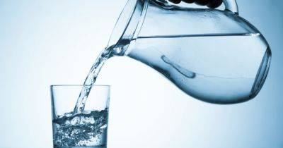 Ухудшает ваше самочувствие и настроение: 10 признаков того, что вы пьете мало воды