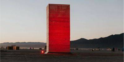 Таинственный короб из досок. На Burning Man установили украинскую скульптуру, которая «родится» через сожжение