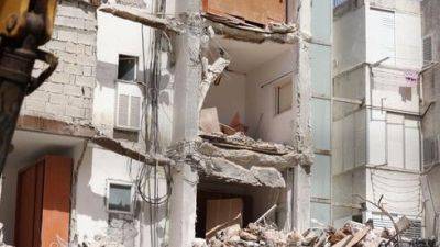 После обрушения дома в Холоне: жильцы требуют 11 млн шекелей у страховых компаний