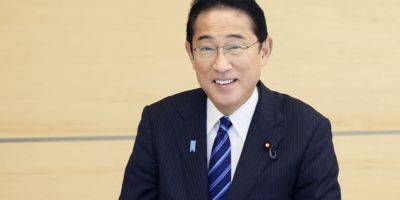 Премьер-министр Японии съел рыбу с Фукусимы, чтобы показать, что она безопасна после сброса воды с АЭС