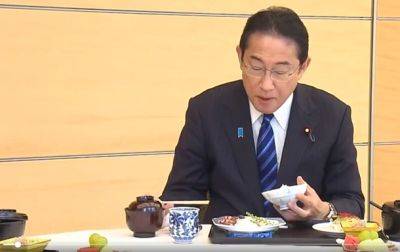 Премьер Японии пообедал рыбой из вод у Фукусимы