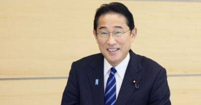 Премьер Японии на камеру пообедал морепродуктами из очищенной воды с Фукусимы (ВИДЕО)
