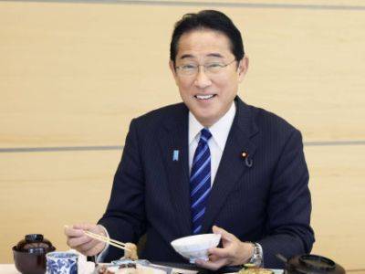 Японский премьер-министр съел на камеру рыбу из Фукусимы чтобы доказать ее безопасность