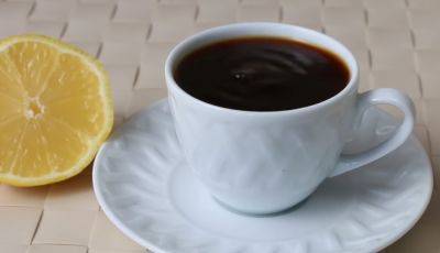 Напиток с кислинкой: почему некоторые любят добавлять в кофе лимон