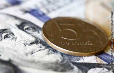 Рубль слабо изменился к доллару и юаню на фоне противоречивых сигналов