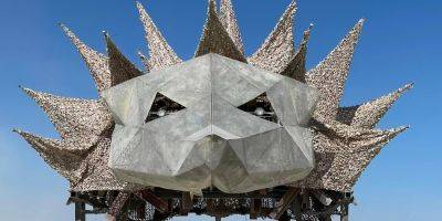 В память о погибших в войне в Украине. На фестивале Burning Man установили украинскую скульптуру-мемориал Храм Ежа