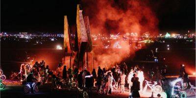 Прошла ритуал сожжения. На Burning Man представили украинскую скульптуру, которая напоминает тризуб и Феникса