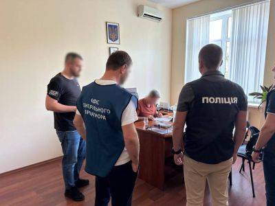 Требовал "откат" от иностранных инвесторов: чиновник погорел на взятке в Одессе, кадры