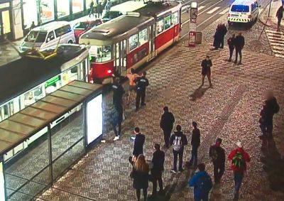 Иностранец в одних трусах донимал пассажиров в центре Праги: видео